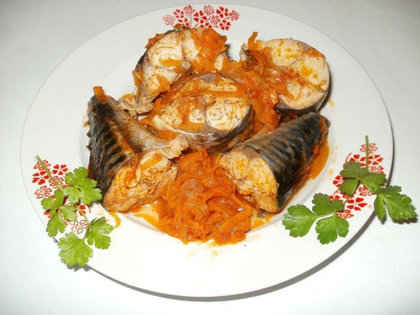 Скумбрия, запеченная с помидорами