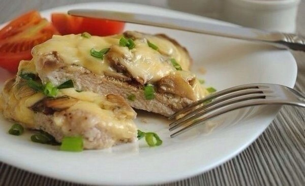 Отбивная из куриной грудки с грибами и сыром