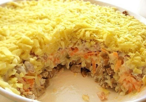 Слоеный салатик с грибами