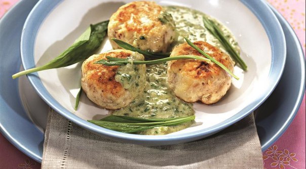 Печеные куриные котлетки под белым соусом