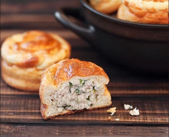 Печеные пирожки с курицей и зеленым луком