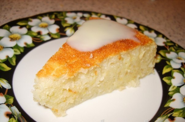 Вкусный и сочный манно-яблочный пирог