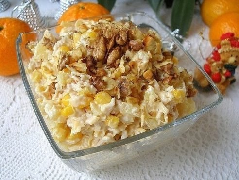 Салат с ананасами и курицей