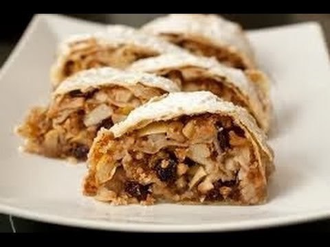 Полезный штрудель с яблоками, изюмом и орехами