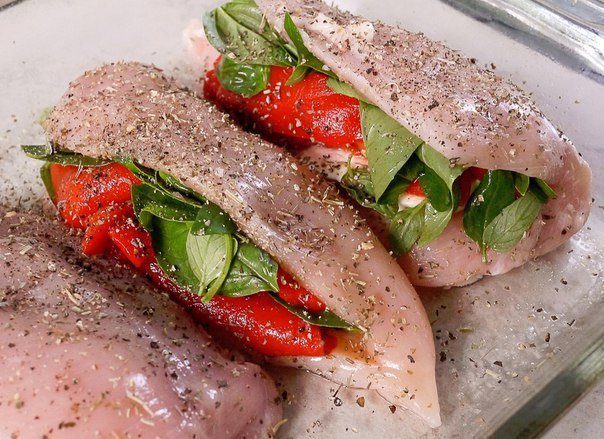Куриные грудки с базиликом и помидорами