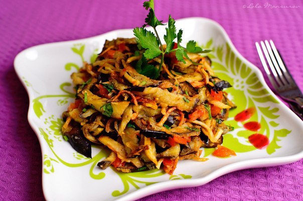 Тёплый салат с курицей и баклажанами на ужин