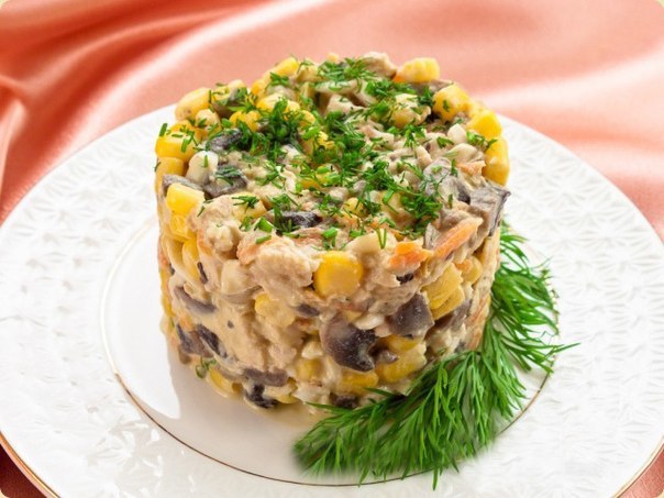 Салат с курицей, грибами и кукурузой