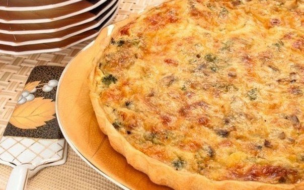 Пирог-сметанник с курицей и грибами