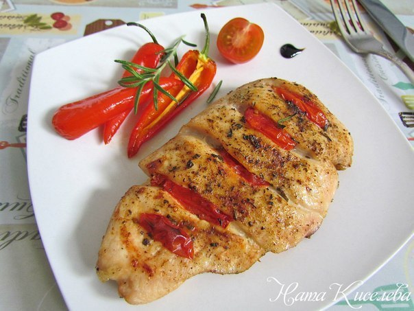 Куриное филе, запеченное с помидорами