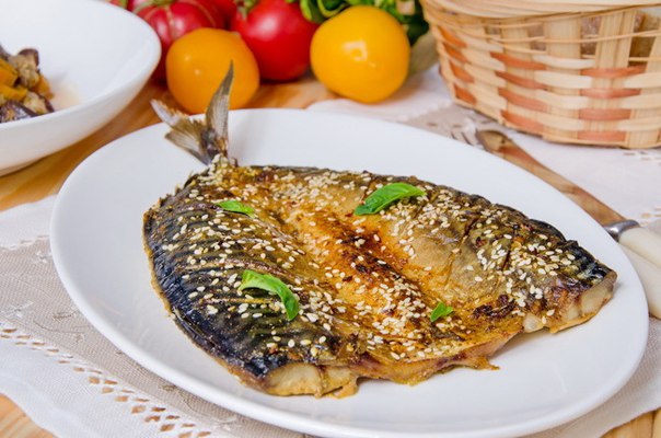Скумбрия, запеченная с лимонным соком