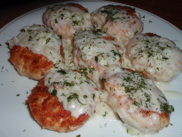 Куриные котлетки с луковым соусом