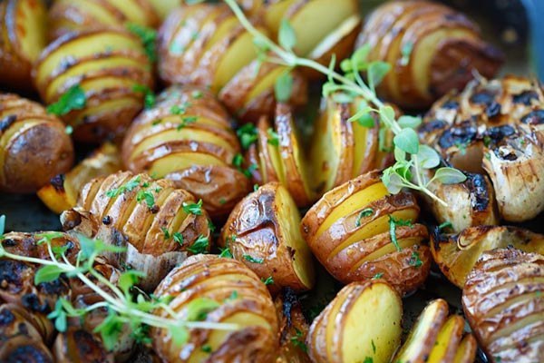 Картофель, запеченный с чесноком