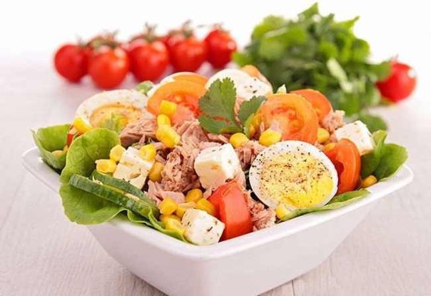 Салат с тунцом, яйцом и томатами