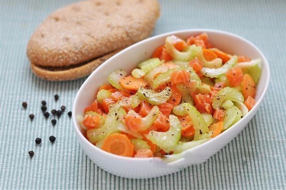 Салат из лосося, сельдерея и моркови