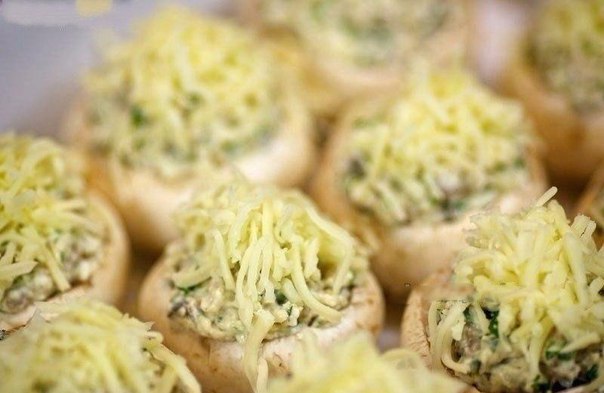 Шампиньоны с курицей и сыром