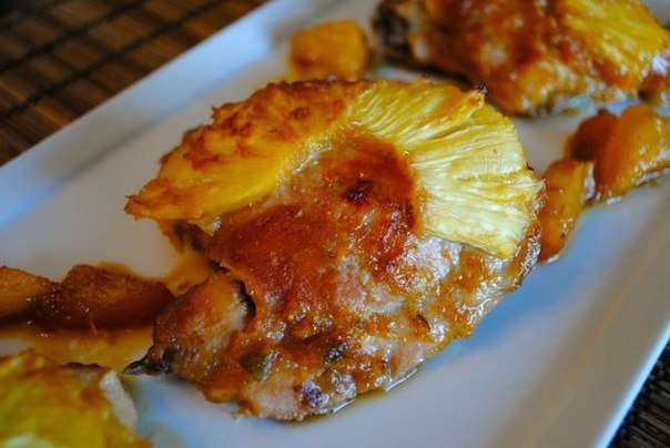 Ароматная курица, запеченная с ананасом и картофелем