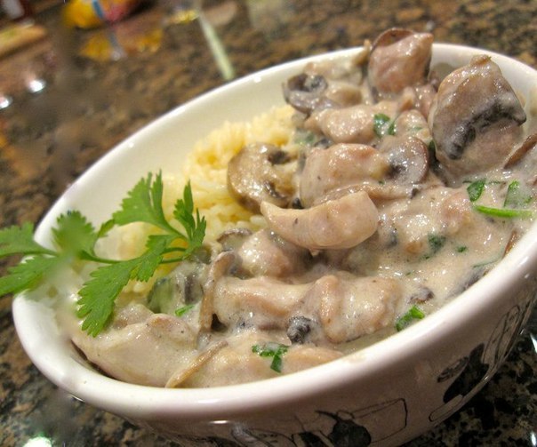 Куриная грудка с грибами в соусе