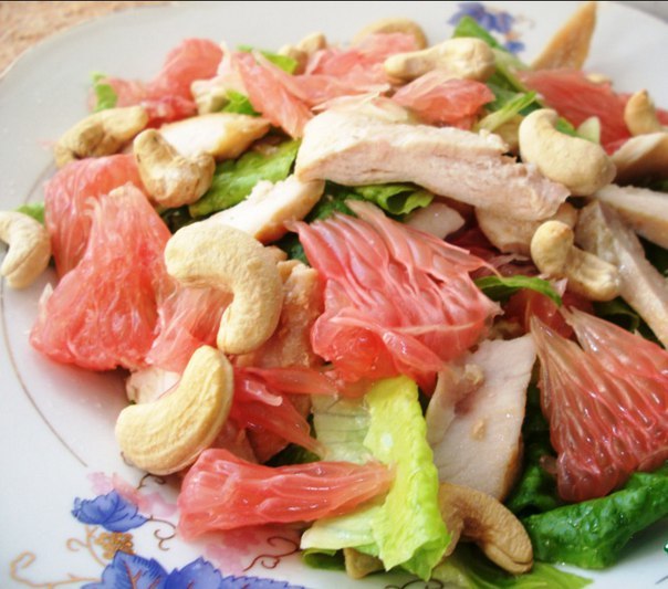 Салат из куриной грудки и грейпфрута