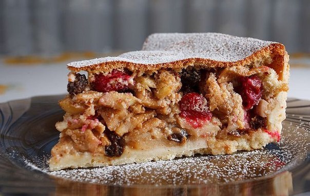 Яблочный пирог с изюмом и корицей