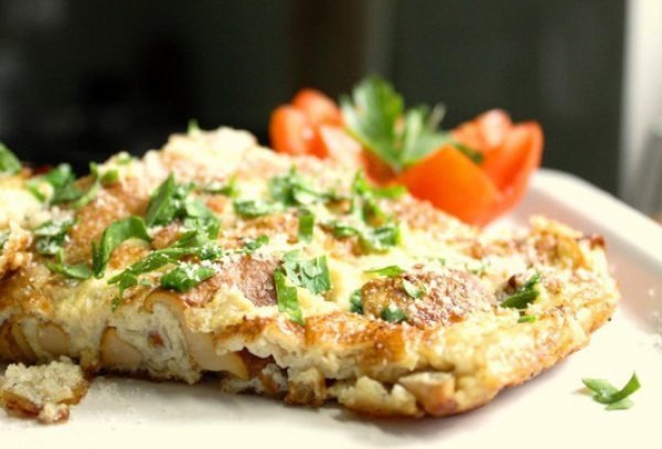 Фриттата с курицей, грибами и помидорами