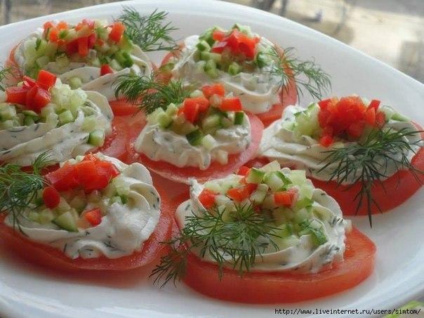 Помидоры с творогом и чесноком