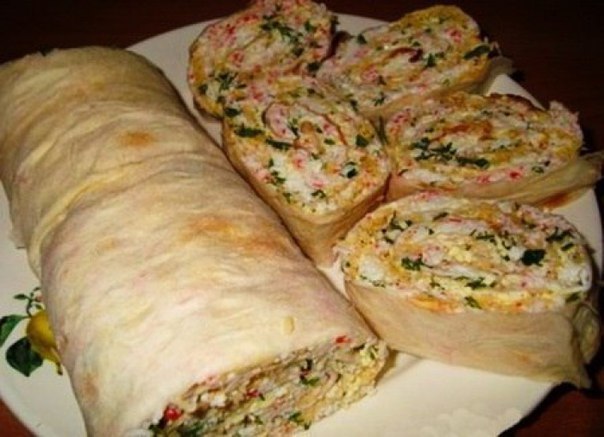Рулет из лаваша с огурцом и крабовыми палочками