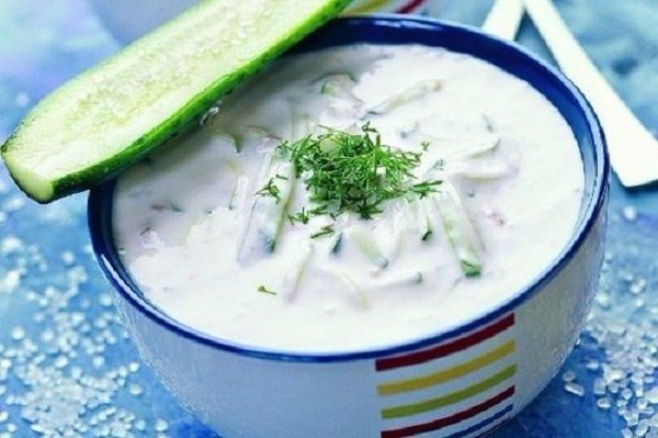 Холодный суп из кефира с огурцами и зеленью