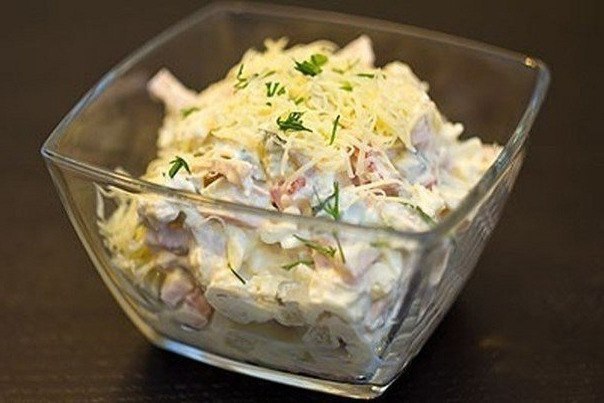 Салат с курицей, ветчиной и сметаной