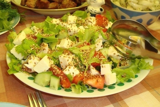 Овощной салат с моцареллой, кунжутом и пикантной заправкой