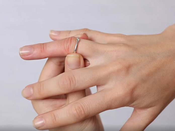 Застрявшее на пальце кольцо можно снять при помощи простой нитки. Рассказываем, как. Снять кольцо с пальца